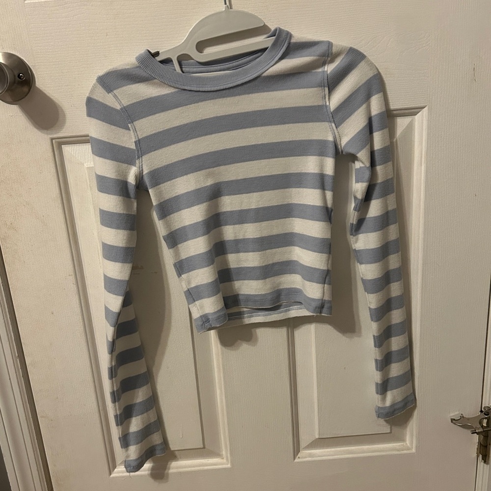Hollister Striped Long Sleeve Crop Top
Size: XS